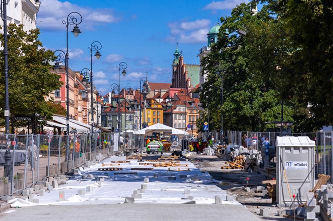 Remont nawierzchni Krakowskiego Przedmieścia w Warszawie w 2024 r.