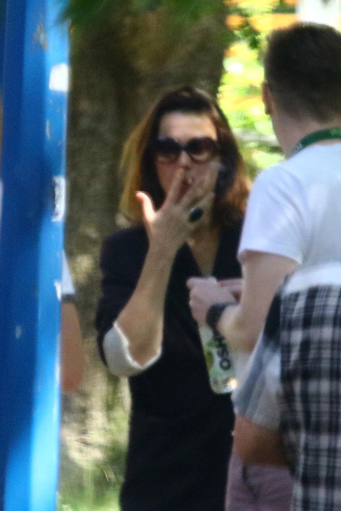 Renata Dancewicz kurzy na plaży