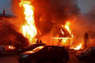 Ogromny pożar domu przy Pułkowej. Płomienie sięgały kilkunastu metrów [ZDJĘCIA]