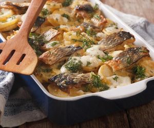 Ten przepis łączy pokolenia. Śledź pod cebulową pierzynką od koła gospodyń wiejskich z Podlasia