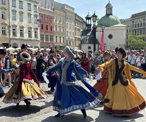 Polonez wiosenny na Rynku Głównym w Krakowie