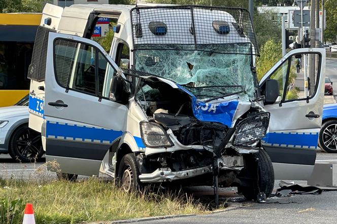 Betoniarka zderzyła się z radiowozem, 8 policjantów trafiło do szpitali