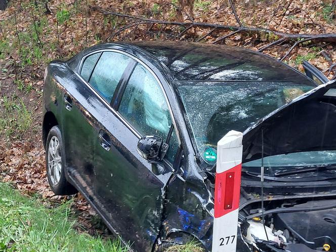 Wypadek na drodze nr 42 w Brodach. Zderzyły się dwa auta osobowe