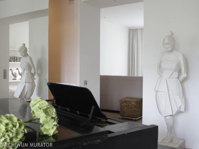 Rzeźba w mieszkaniu - biały posąg