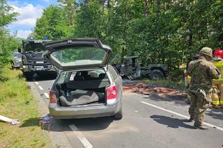 Pojazd armii USA zderzył się z osobówką koło Bolesławca. Jedna osoba w szpitalu 