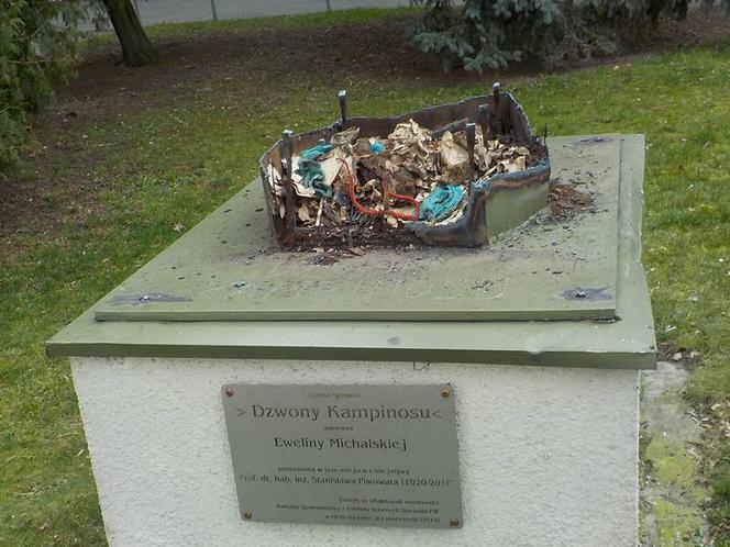Zniszczona rzeźba "Dzwony Kampinosu"