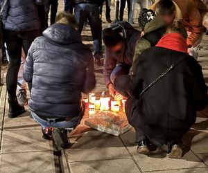 Policjant zginął w epicentrum nielegalnego biznesu. Kiedy palili mu znicze, obok handel trwał w najlepsze