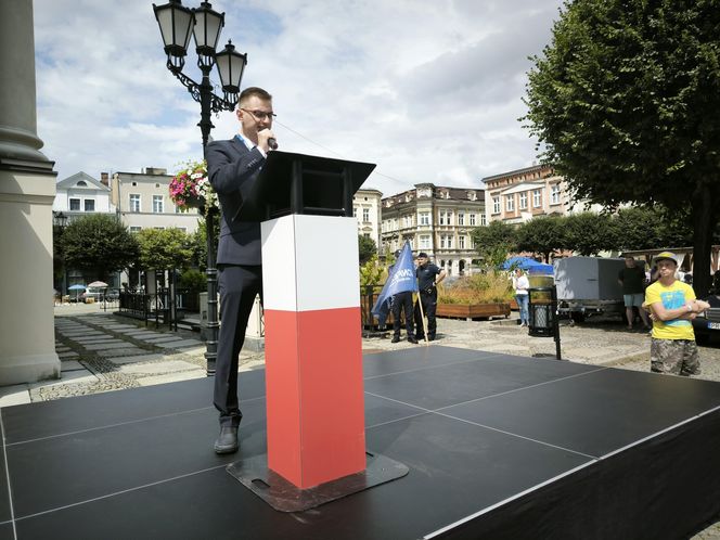 Manifestacja pod hasłem "Sto nielegalnej imigracji" w Lesznie