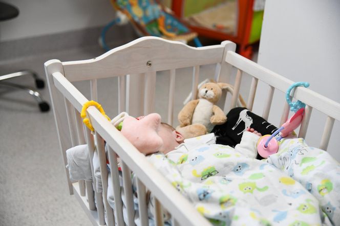 Maleńki Staś samotnie czeka w szpitalu na rodzinę