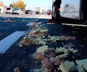 Deszcz mrożonego mięsa na autostradzie A4. Nietypowe skutki kolizji pod Krakowem