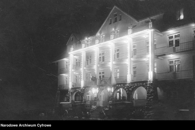 Hotel Bristol w Zakopanem podświetlony podczas  IV Międzynarodowego Kongresu Medycyny i Farmacji (8 czerwca 1927)