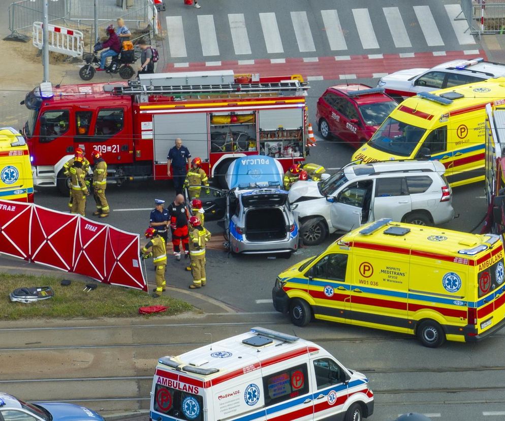 Wypadek radiowozu w Warszawie. Cztery osoby ranne, w tym policjanci