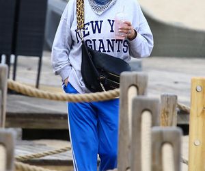 Kayah. Leczyła gardło i opalała kolana