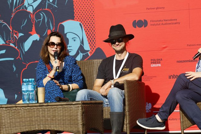 Cała na biało Maria Pakulnis szaleje z sierpem w Lubomierzu. Renata Dancewicz tym razem na spokojnie