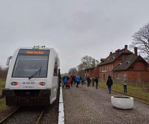 Ludzie sami wyrywają chaszcze na torach. Tak walczą o reaktywację linii kolejowej nr 241 z Tucholi do Koronowa