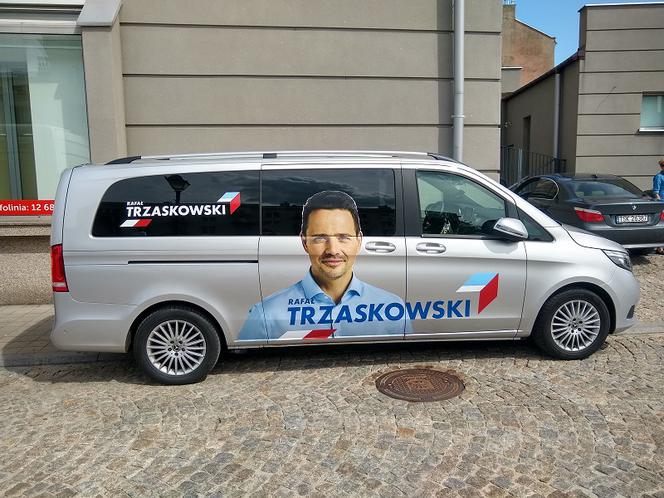 Rafał Trzaskowski w Świętokrzyskiem: Tłumy w Kielcach, incydent z KSIĘDZEM w Busku!	