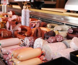 Gdzie wyrzucić opakowania po mięsie i wędlinie? Odpowiedź może zaskoczyć