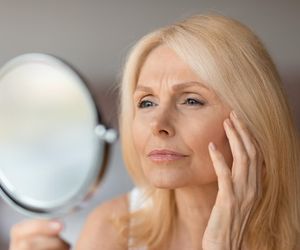 Dwa proste kroki, by chronić skórę przed smogiem. Mniej zmarszczek i przebarwień