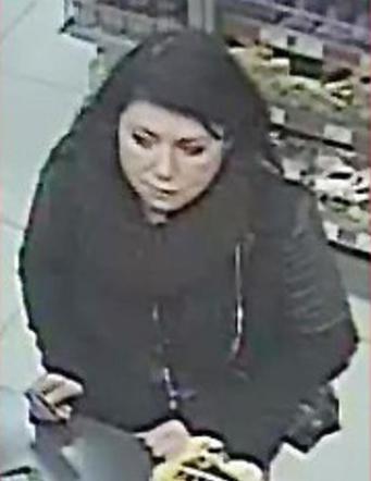 Rysopis: Kobieta w wieku około 35-40 lat, ciemne włosy do ramion, ubrana w ciemną kurtkę