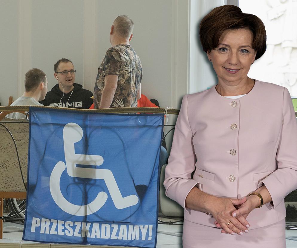 Niepełnosprawni protestujący w Sejmie, minister Marlena Maląg