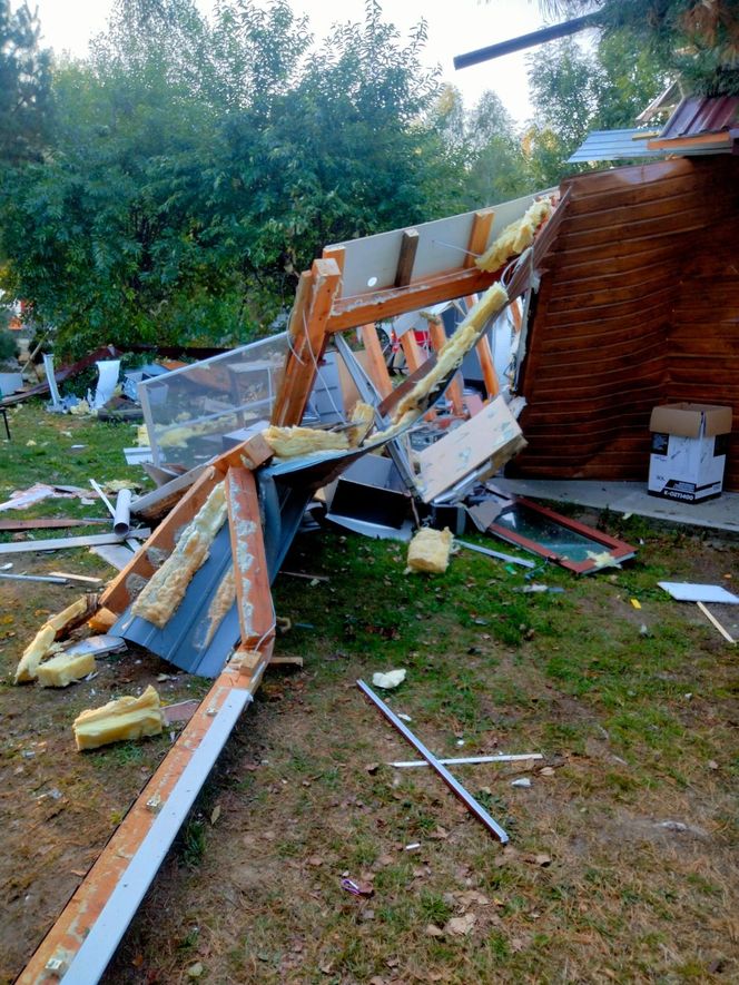 Wola Mikorska. Wybuch gazu pod Bełchatowem. Budynek 50-latki wyleciał w powietrze. Kobieta poparzona [ZDJĘCIA].