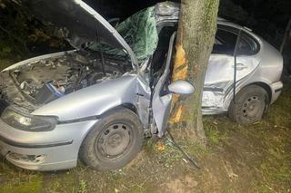 Kierowca seata uderzył w drzewo. Nie miał szans na przeżycie