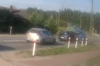 Pijak taranuje rogatki przejazdu kolejowego w Brzezinach. 