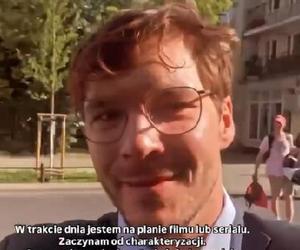 Mikołaj Roznerski na planie serialu „M jak miłość”. Krew, pot i… uśmiech! ZDJĘCIA