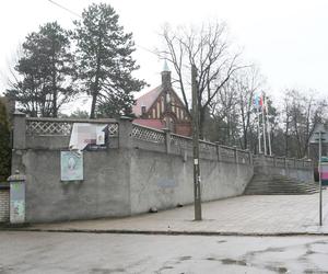 Auta spadają z kościelnych schodów. To kolejny taki przypadek