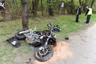 Wypadek motocyklisty na Ochocie. Jechał na jednym kole? 