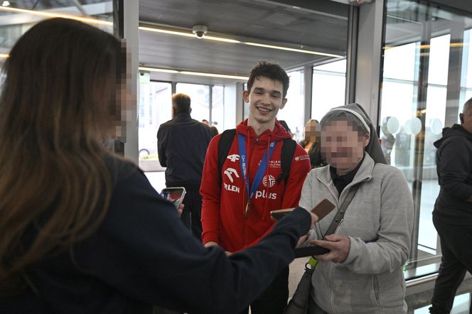 Kibice w szoku! Czekali na siatkarzy, a tu nagle wyszli polscy złoci medaliści