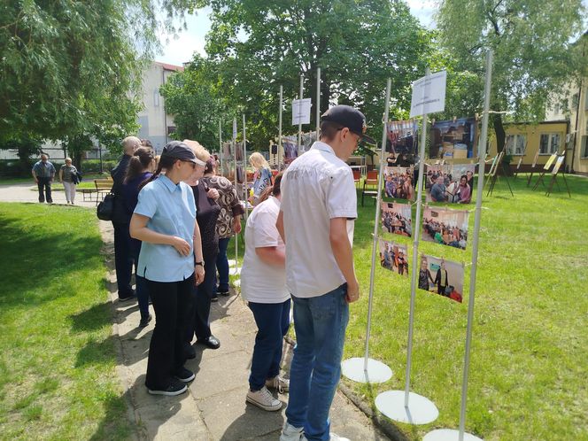 Przez lata ŚDS w Siedlcach działał w dwóch lokalizacjach, teraz już oficjalnie funkcjonuje w jednym miejscu, w budynkach dostosowanych do potrzeb osób z niepełnosprawnościami.