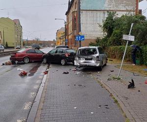 Fatalne skutki wyprzedzania w Bydgoszczy! 31-latek wbił się w zaparkowane auta