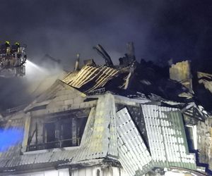 Pożar w Ząbkach. Strażacy przeszukują pogorzelisko