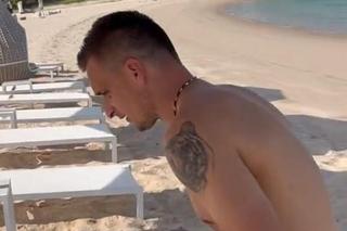 Sławomir Peszko prezentuje muskulaturę na katarskiej plaży