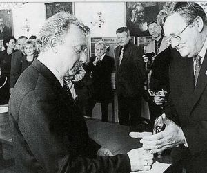 Bydgoszcz: Architekt Andrzej Myga, prezes oddziału SARP w Bydgoszczy, odbiera nagrodę za najlepszy dom mieszkalny wielorodzinny i jednorodzinny z rąk prezydenta miasta Romana Jasiakiewicza