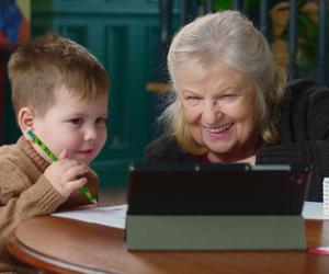 Barwy szczęścia odc. 2876. Amelia (Stanisława Celińska), Tadzio (Józio Trojanowski)