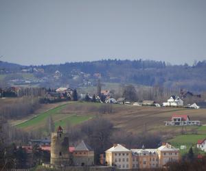 To jedno z najmniejszych miast na mapie Małopolski. Można w nim podziwiać sławny zamek