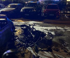 Makabryczny wypadek na Mokotowie. Motocyklista zderzył się z autem i wpadł na parking