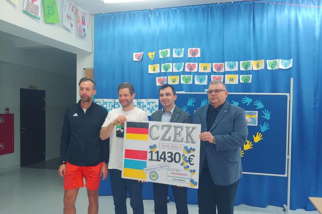 Przyjechał na rowerze pomóc uchodźcom