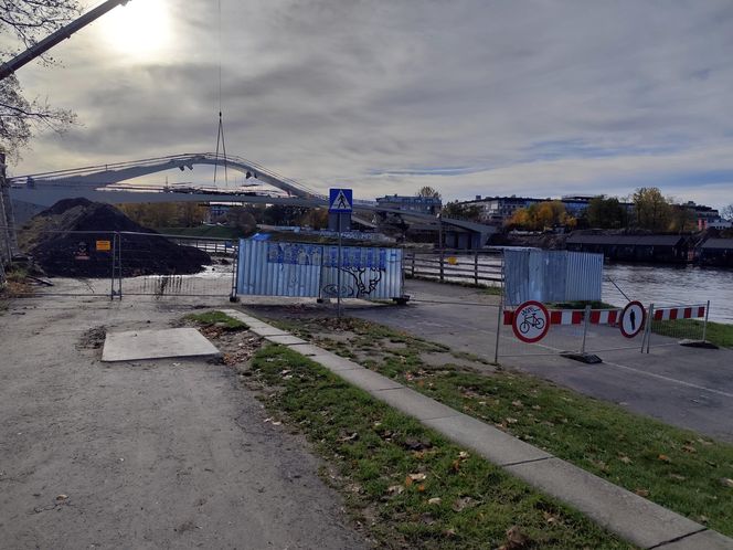 Kładka nad Wisłą nabiera kształtu! Zobacz, jak wygląda wielki sinus na nowej przeprawie