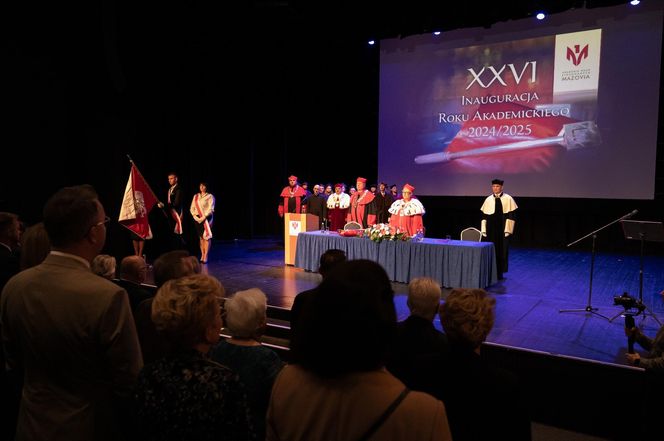 Podczas uroczystej ceremonii inauguracji nowego roku akademickiego 2024/2025 odbyła się tradycyjna immatrykulacja studentów i studentek pierwszego roku.