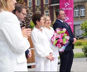 Gigantyczny złoty lajk stanął w centrum Gliwic. Zainaugurowano festiwal Biennale Gliwice
