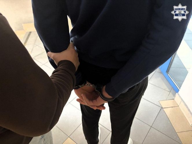 Taksówkarz myślał, że wiezie zakupy. W torbie znalazł fortunę. Dzień zakończył policyjną akcją