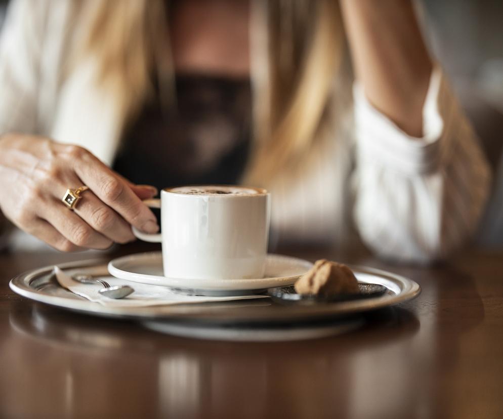 Kawa z mlekiem może być lekarstwem? Ma właściwości przeciwzapalne