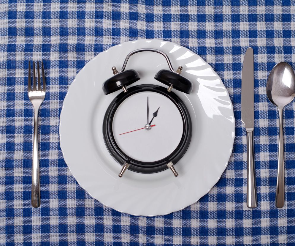 W jakich godzinach jeść, żeby schudnąć? Śniadanie między 6 a 10 rano, a obiad do 15.