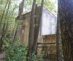 Monumentalna śluza Leśniewo z symbolami III Rzeszy ukryta w mazurskim lesie. Jest owiana tajemnicą [ZDJĘCIA]