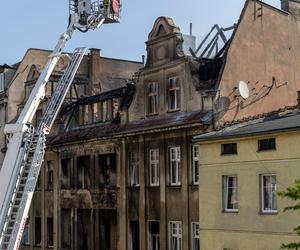 Pożar kamienicy w Poznaniu. Trwają poszukiwania zaginionych strażaków [ZDJĘCIA].