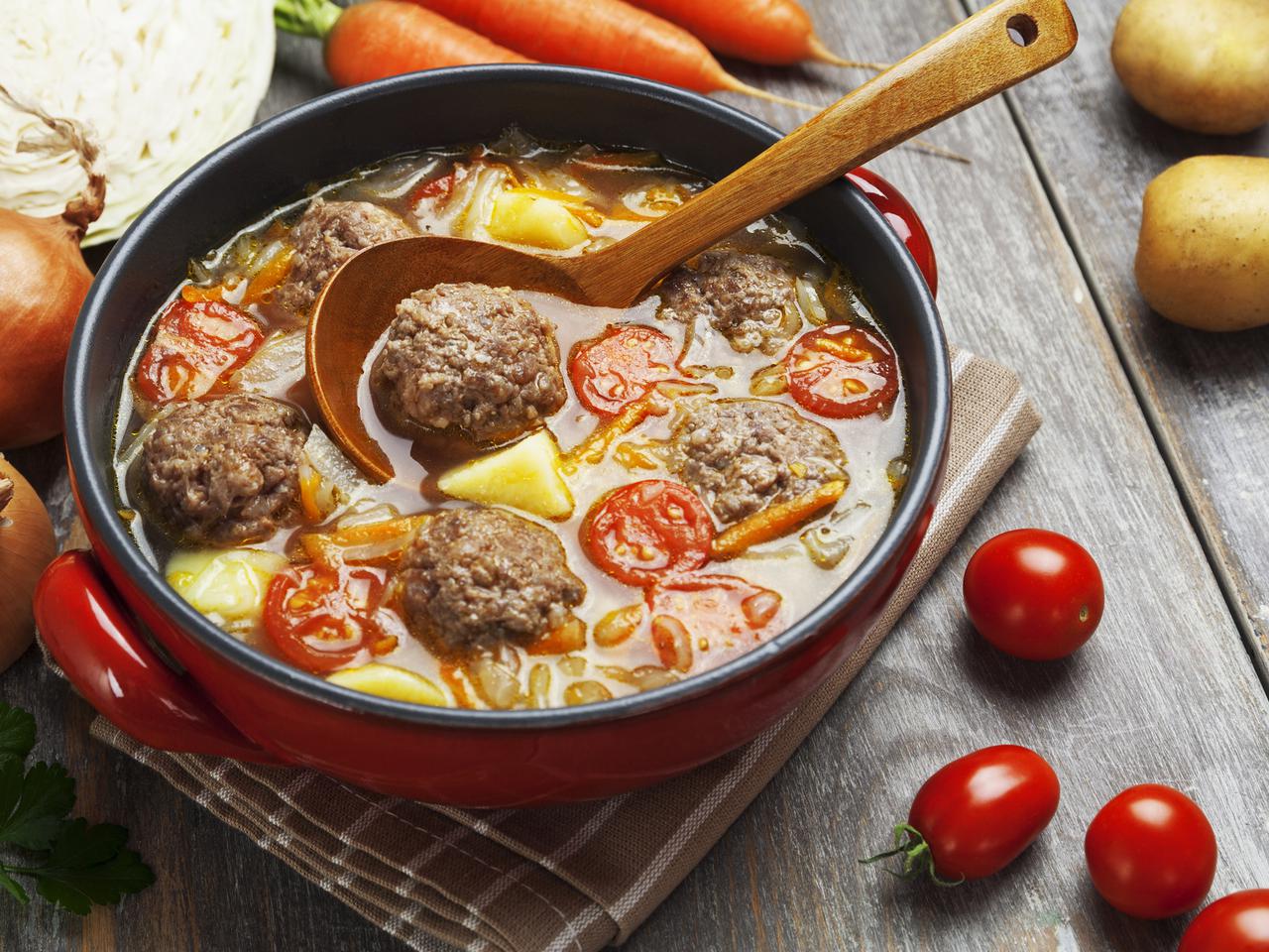 Kapuśniak z młodej kapusty z pulpecikami