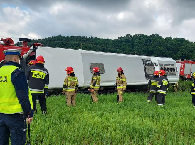 Autobus z dziećmi wyleciał z trasy. Liczba rannych w wywpadku Roztoce wzrosła